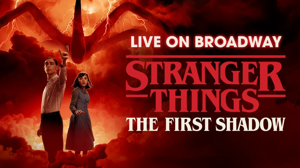 Stranger Things: The First Shadow - Live on Broadway. Werbebild mit einem Mann und einer Frau vor dramatischem roten Hintergrund mit Schattenwesen-Silhouette und Blitzen. Der Mann streckt seine Hand aus und die Frau sieht ängstlich aus.