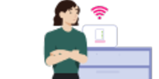 Eine Person steht vor einem Router