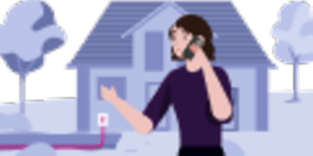 Bild: Frau telefoniert vor einem mit Glasfaser versorgten Haus