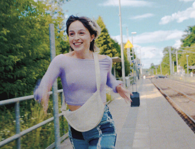 Frau rennt auf einem Bahnhof