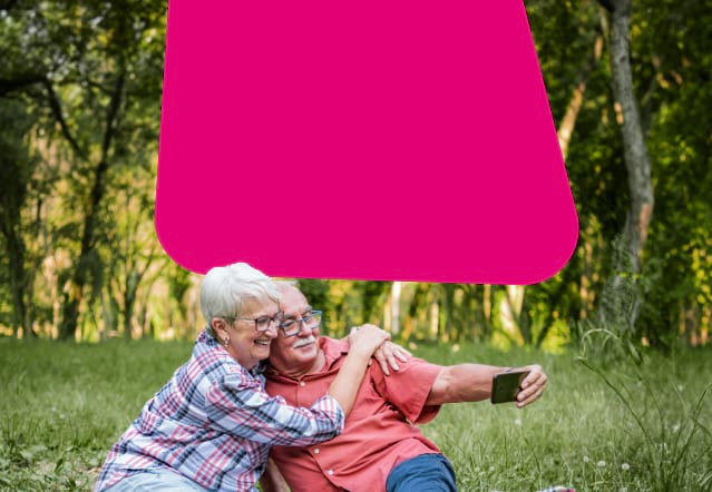 Glückliches Seniorenpaar mit einem top Seniorensmartphone