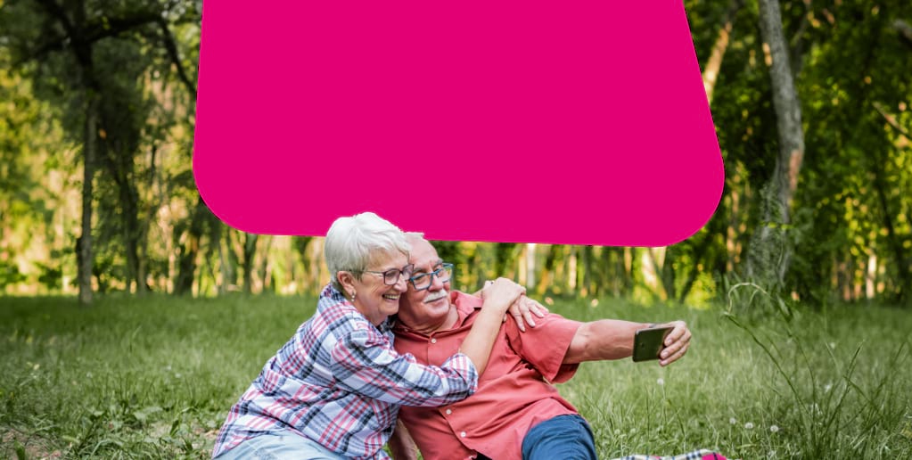 Glückliches Seniorenpaar mit einem top Seniorensmartphone