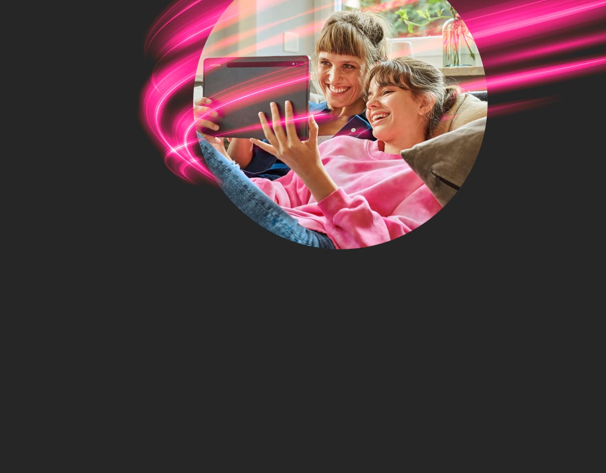 Zwei Frauen schauen auf ein Tablet und genießen die Vorteile der Glasfaser-Tarife