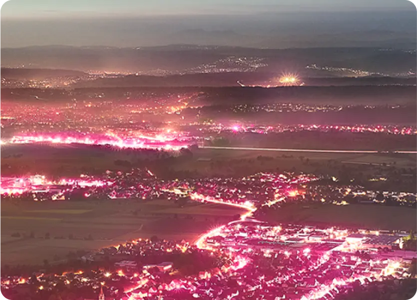 Eine in Magenta aufleuchtende Ortschaft als Darstellung der Kooperation zwischen der Telekom und der GdW