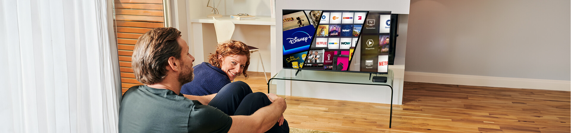 Zwei Personen schauen MagentaTV