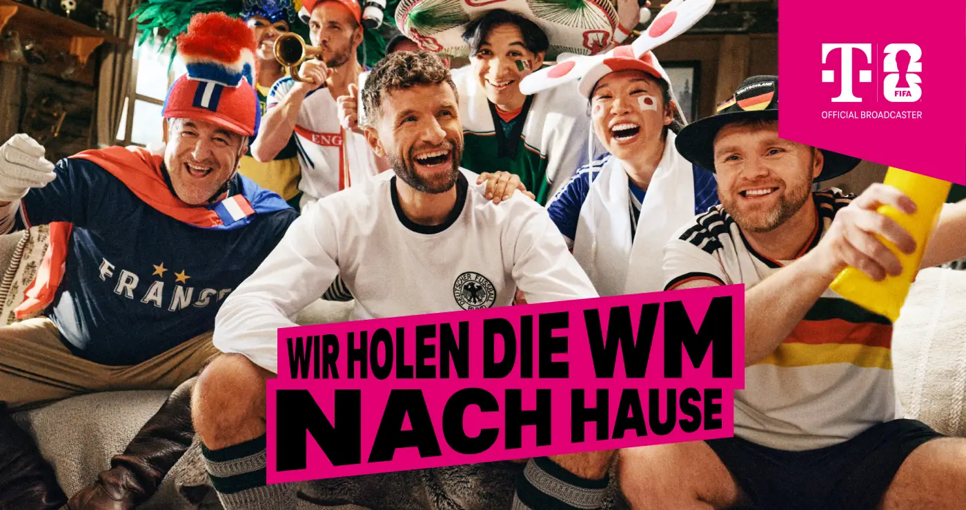 Thomas Müller mit Fußballfans und dem Claim Wir holen die WM nach Hause.