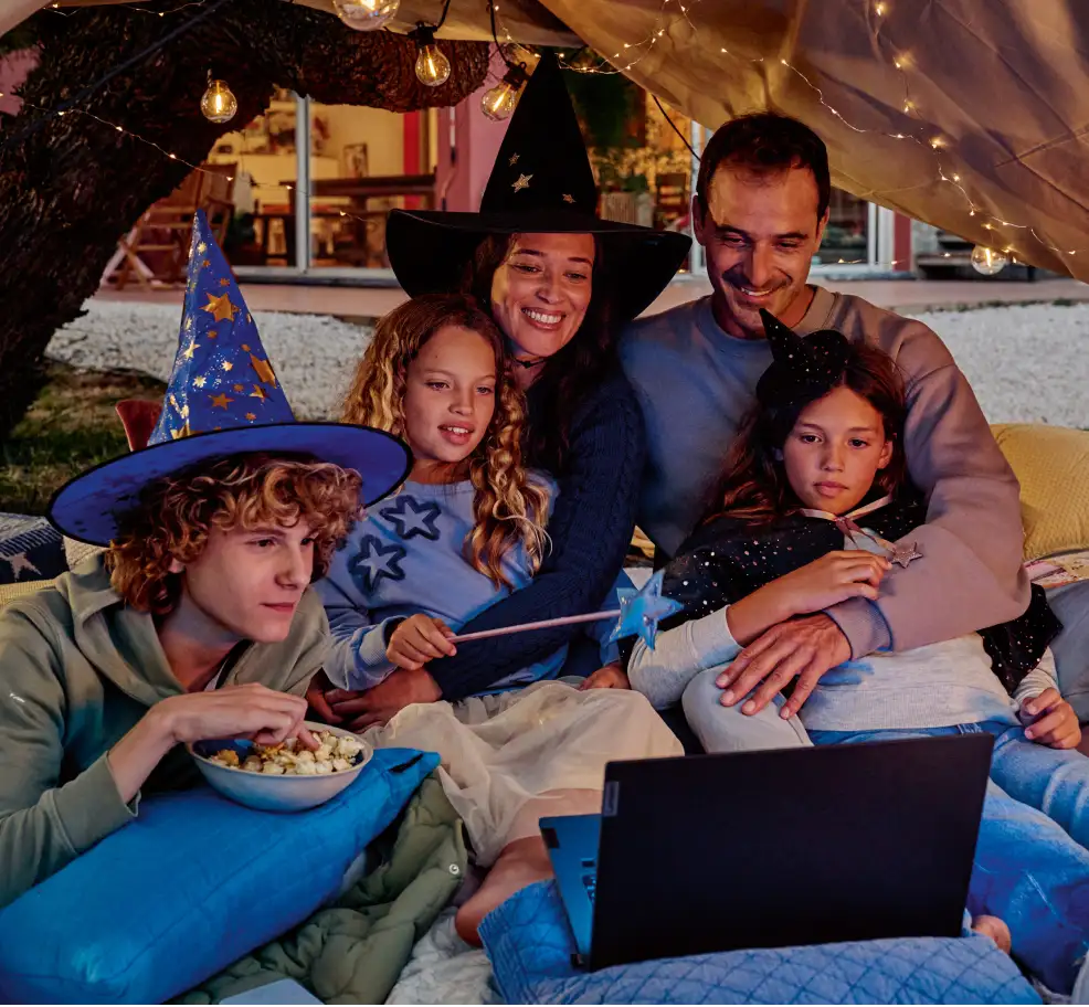 Familie schaut gemeinsam Filme auf einem Laptop