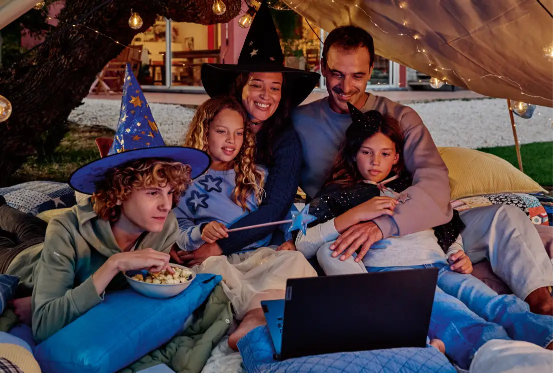 Familie schaut gemeinsam Filme auf einem Laptop