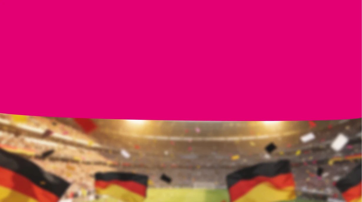 Fußballstadion mit Deuschlandflaggen und Konfetti in Schwarz-Rot-Gold