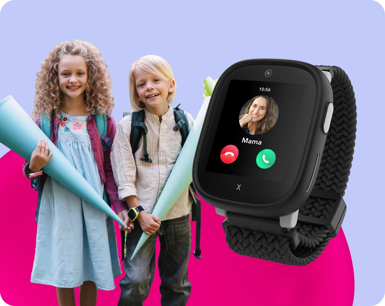 Zwei Mädchen mit Schultüten in der Hand, im Vordergrund ist eine Kids Watch zu sehen