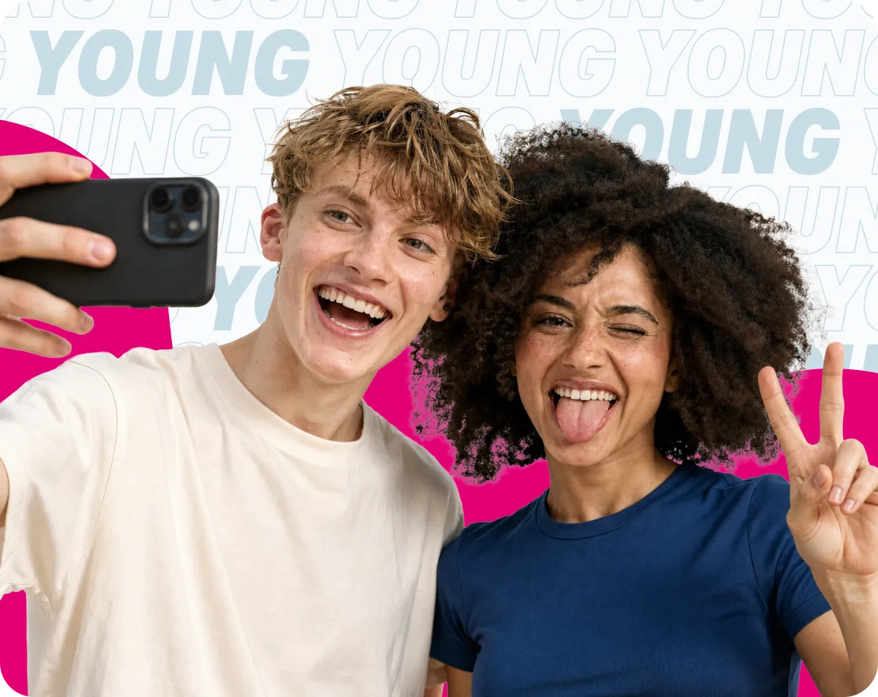 Zwei junge Leute, die mit einem Smartphone ein Selfie von sich machen